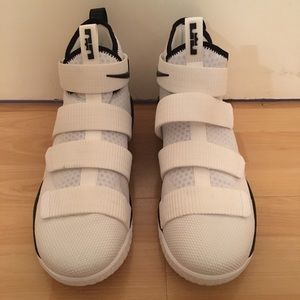 Nike Lebron Soldier XI Mens Basketball ShoeSZ 11.5